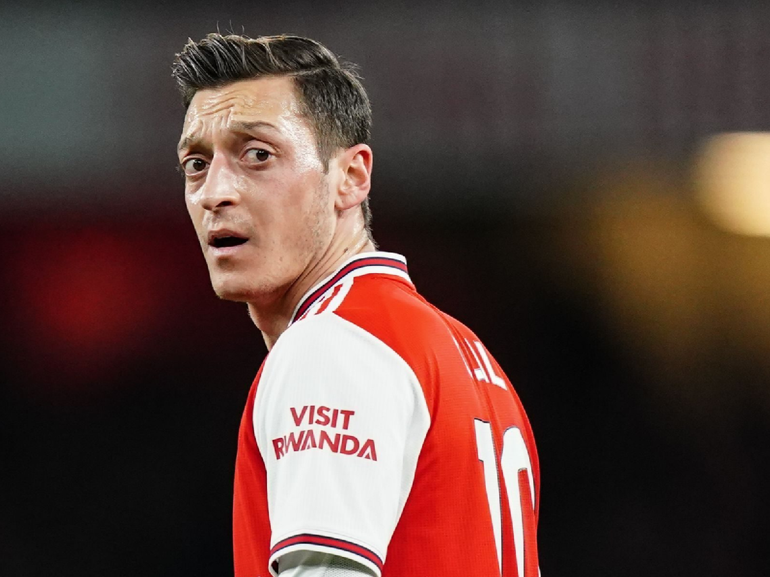 Ozil rechazó la reducción salarial del Arsenal 