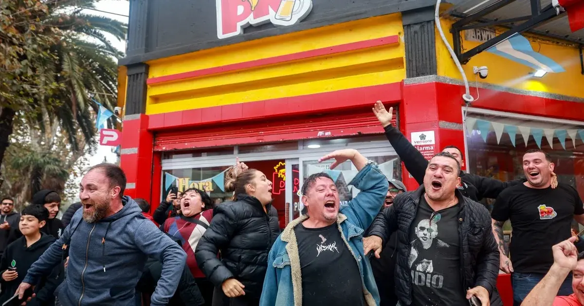 Se convirtió en un punto de encuentro para los seguidores que hacían largas horas de fila.