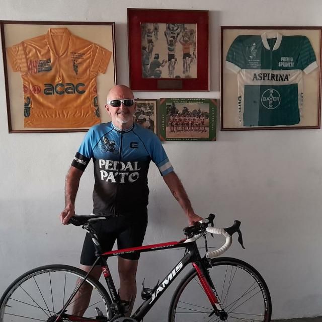 Maistegui con la camiseta puesta del Pedal Pato y atrás las camisetas encuadradas de otros equipos, mayoría uruguayos, que representó en su carrera.