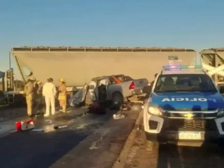 Tres muertos en un choque de camioneta contra un tren de carga.