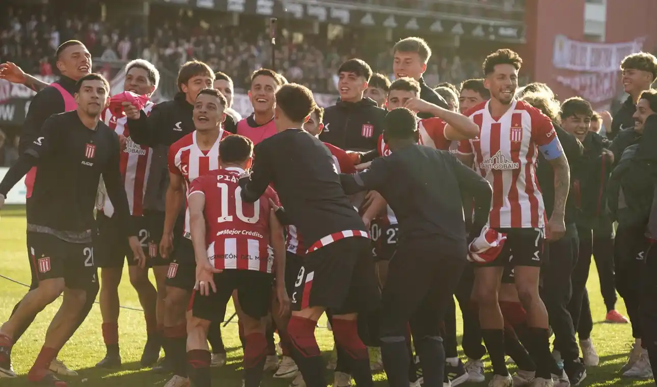 Estudiantes y la celebración ante su gente en el Estadio UNO