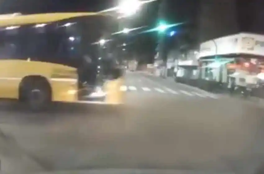 Video: fuerte choque entre un auto y un colectivo que cruzó en rojo en zona de la Terminal