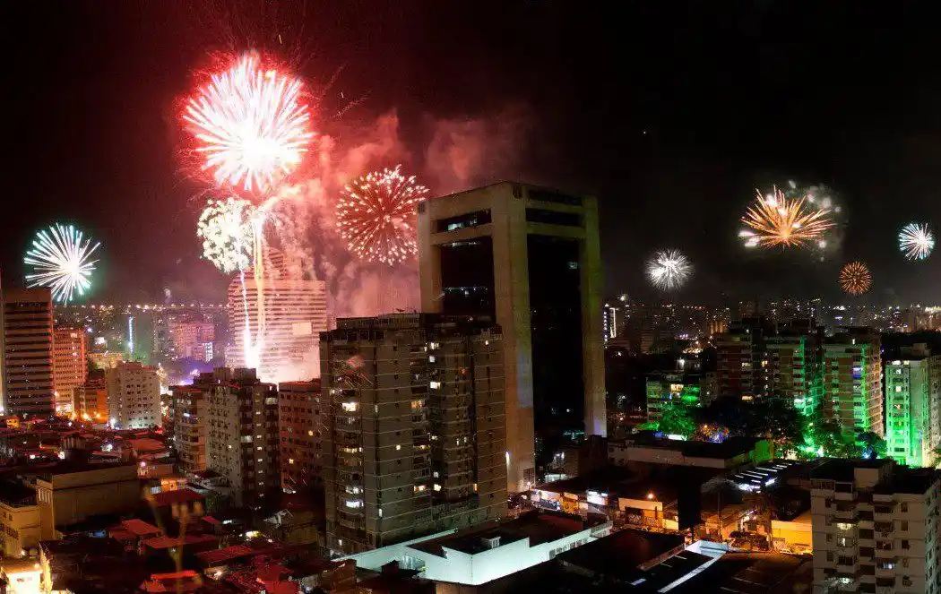 MEGA ESPECTÁCULO de fuegos artificiales en Caracas enciende las alarmas: ¿Cuánta pólvora es eso?