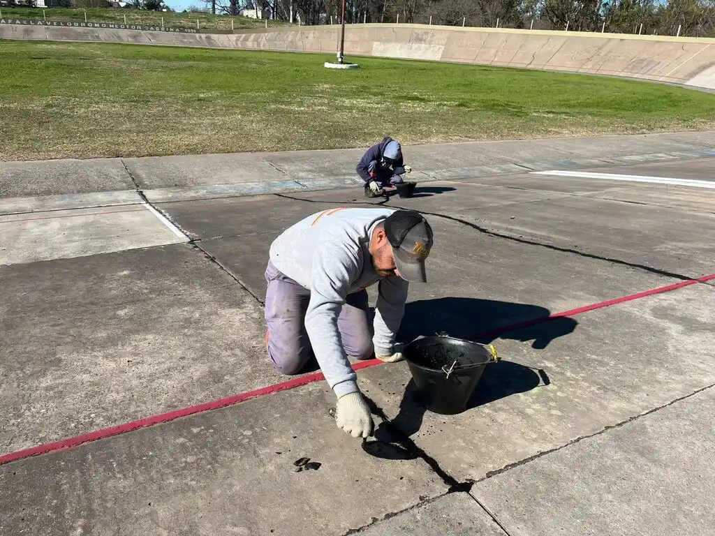 Personal municipal realiza tareas de reparación en el velódromo
