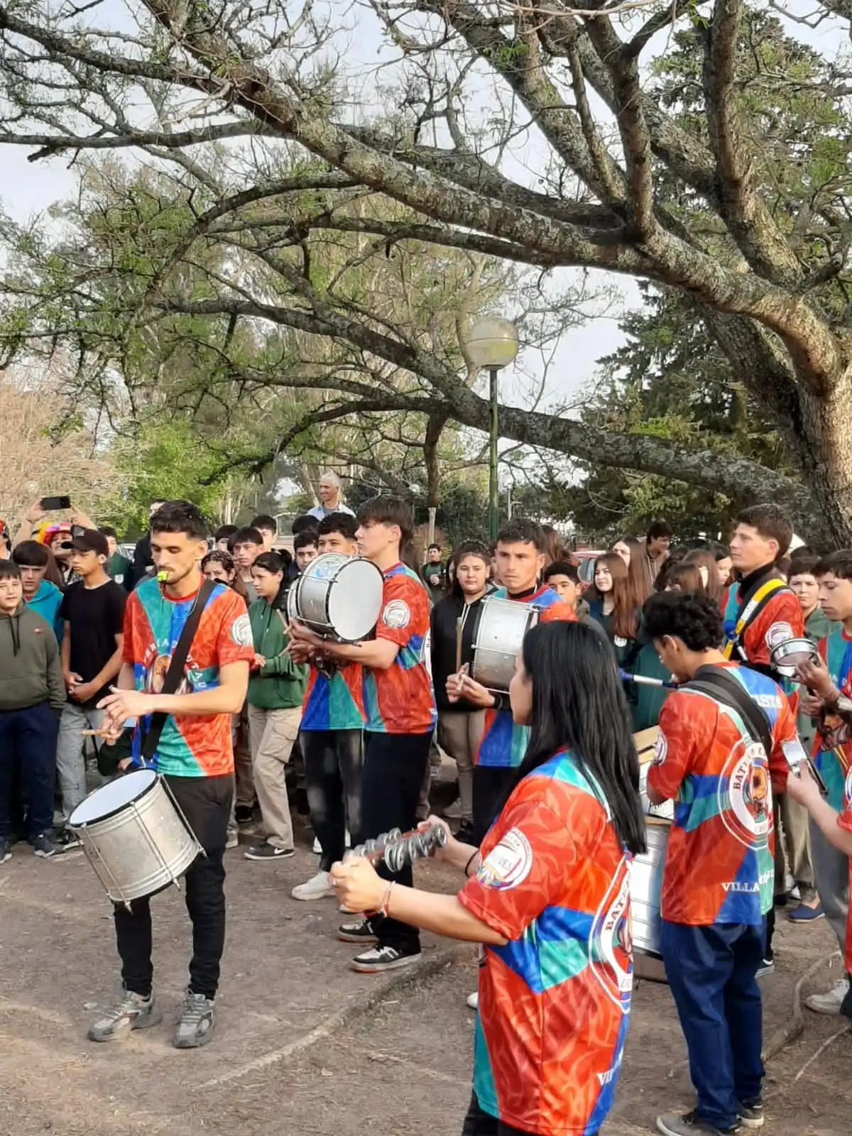 Agrupación Colores y batería Urutaú presentan "Alicia en el País de las Maravillas" en el Carnaval de Encuentros 2025