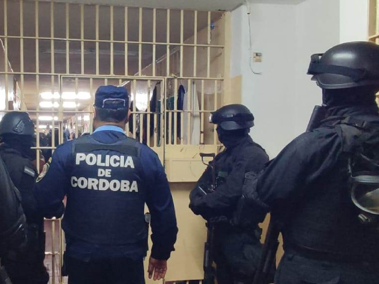 Masivos allanamientos en la cárcel por estafas y un detenido