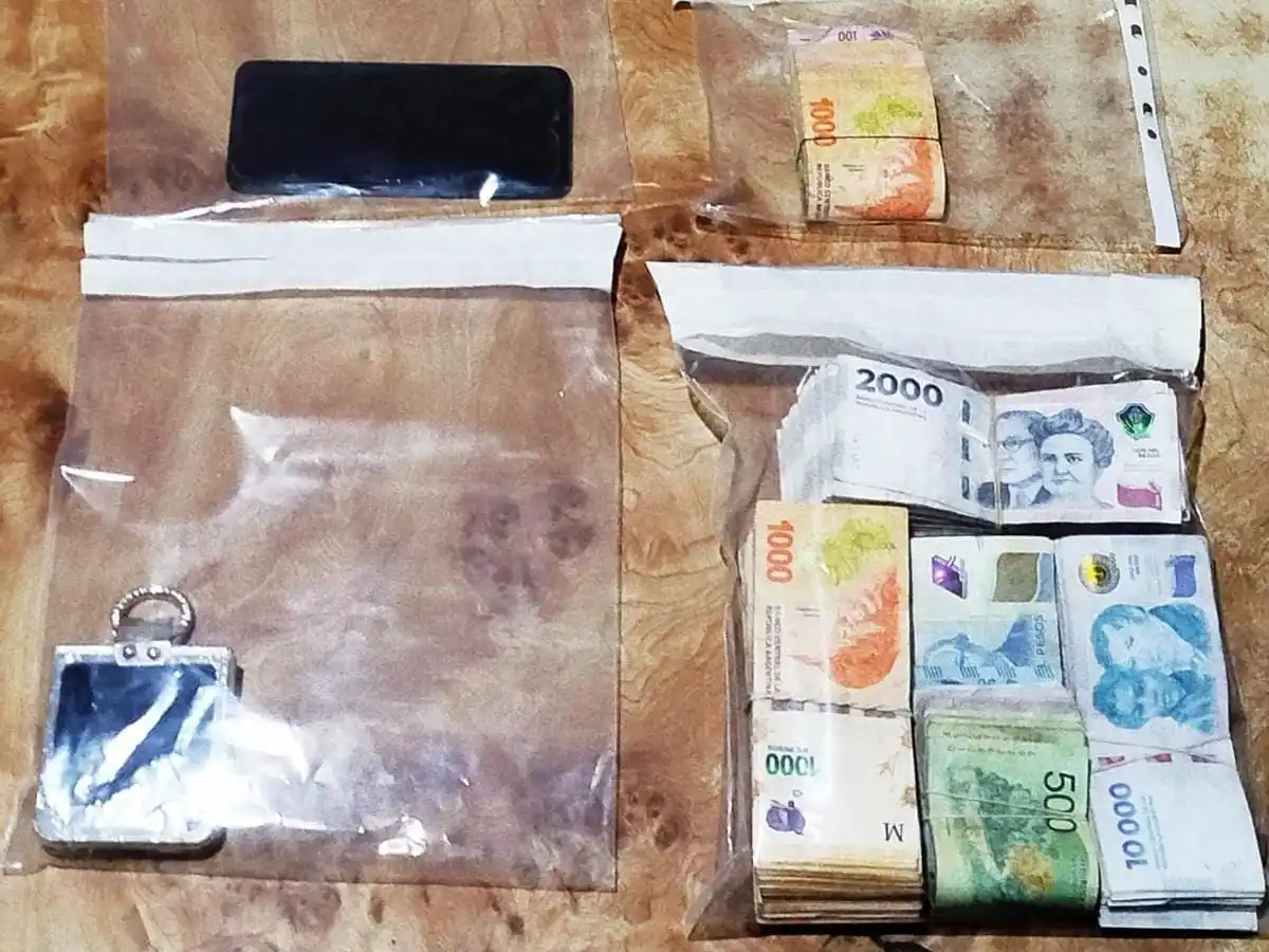 El dinero en efectivo y otros elementos que transportaban las dos personas detenidas.