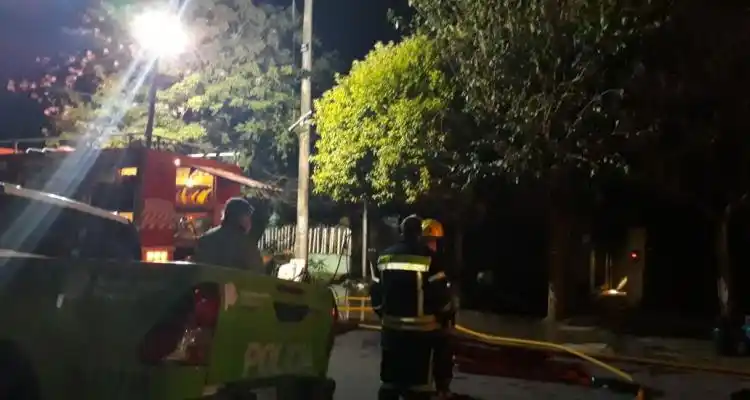 Voraz incendio con pérdidas totales en La Laguna al 2000