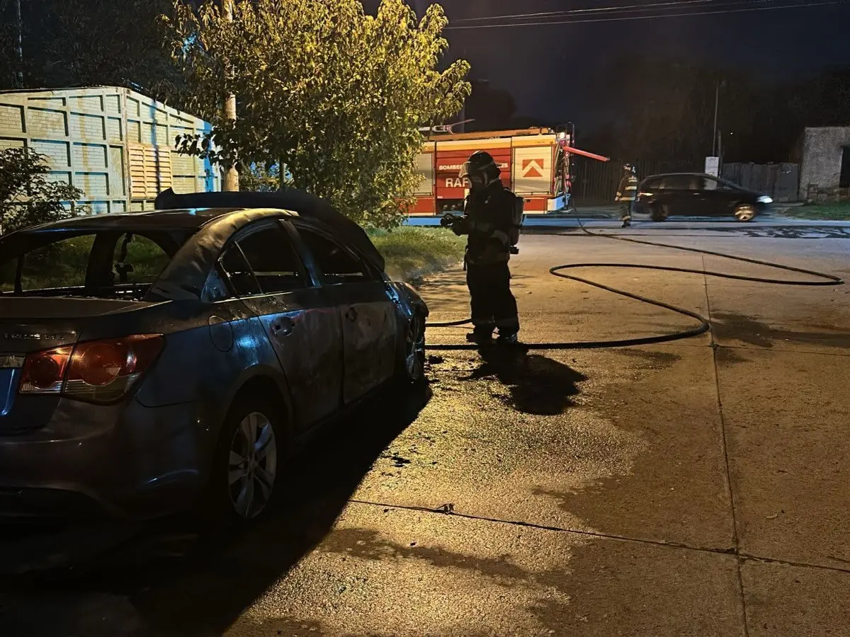 Tremendo incendio de un auto en barrio Italia