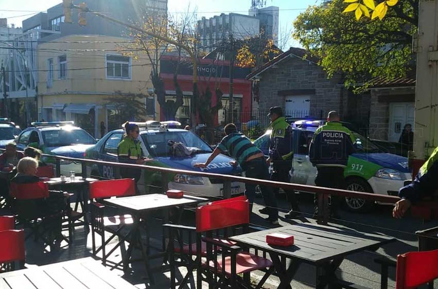 Robó una perfumería y se escondió abajo de un camión