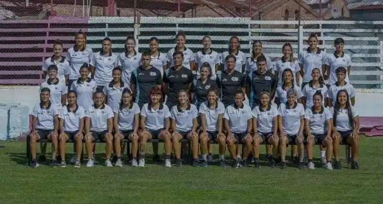 El plantel de UAI Urquiza, con Micaela Espinoza en sus filas