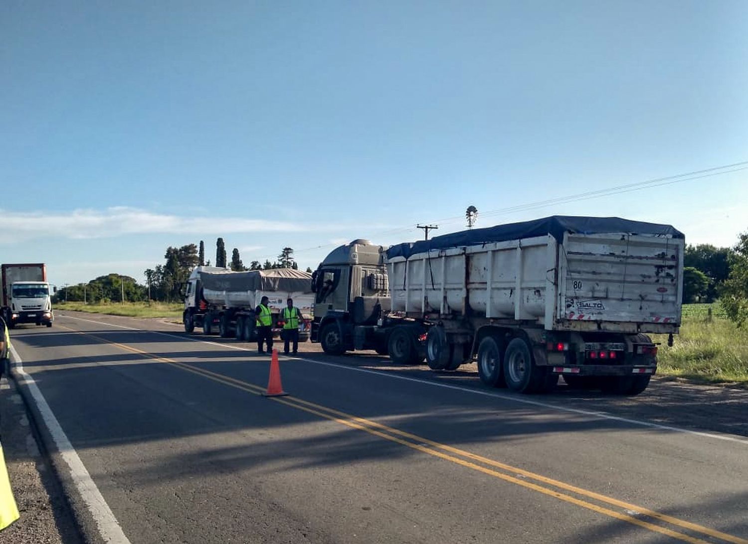 El drama de los camioneros en la Provincia: "En las redes nos llaman héroes pero en la ruta nos echan de todos lados"