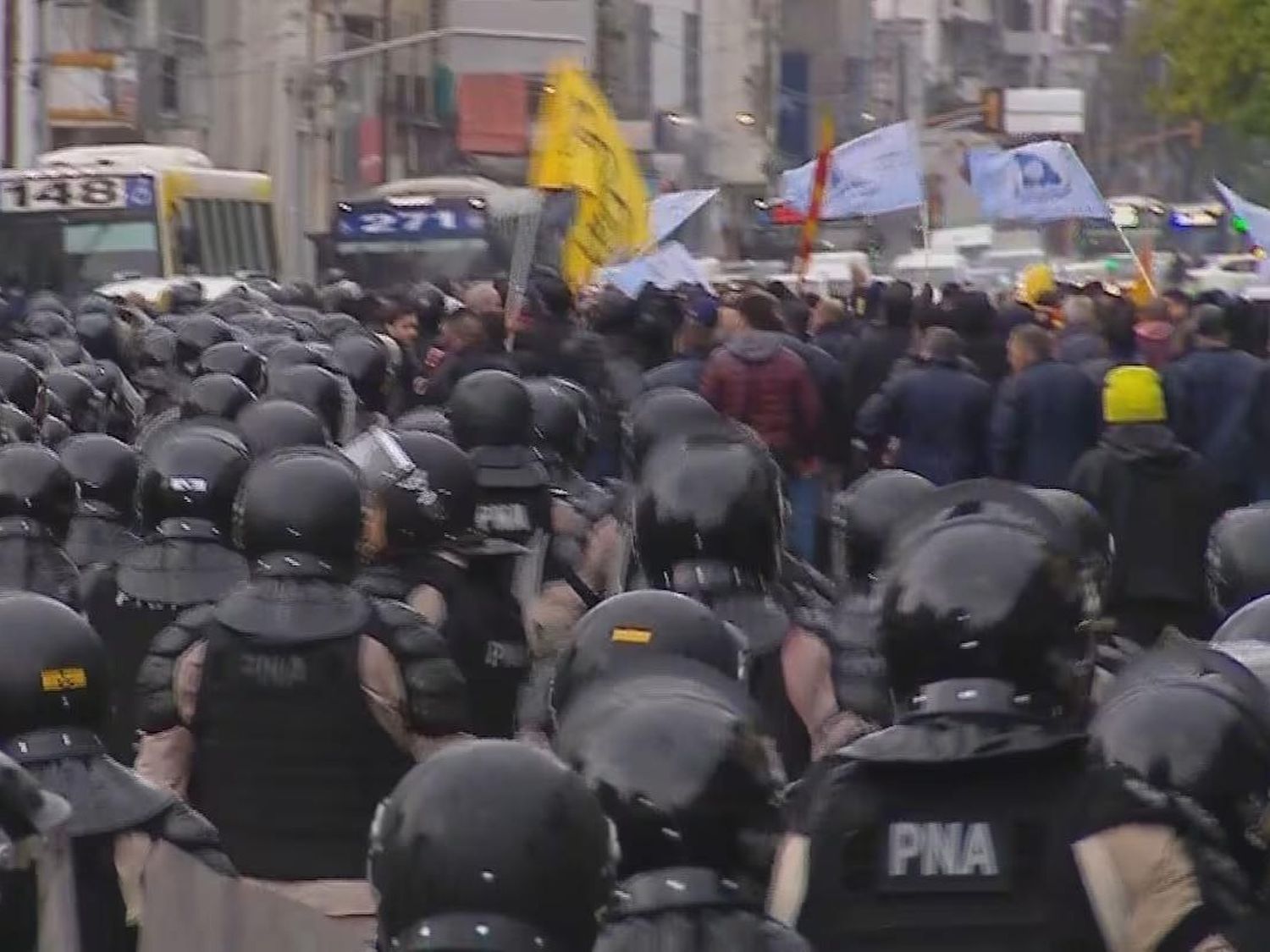 Los manifestantes pretendían cortar el tránsito y efectivos de la Policía Federal y Prefectura decidieron intervenir.
