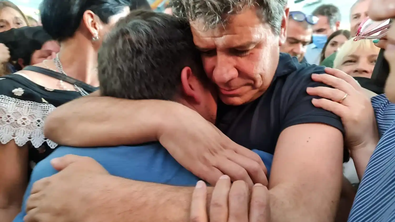 Crimen del kiosquero: Manes publicó una foto “abrazando el dolor” y le dijeron “oportunista y chanta”