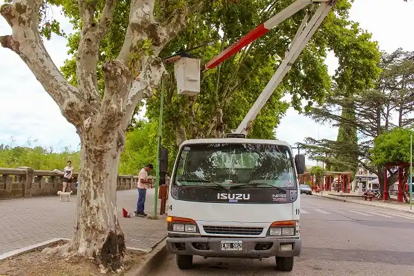 Continúa la instalación de lámparas LED en la Costanera