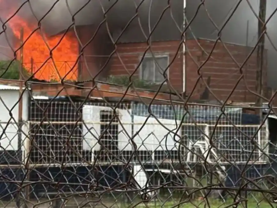 Incendio en una casa de Santa Fe y Sucre.