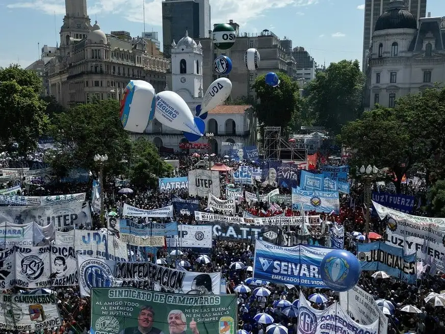 Vista desde un drone de la manifestación de la CGT en Plaza de Mayo contra la reforma laboral. Foto: Reuters / Tomas Cuesta.