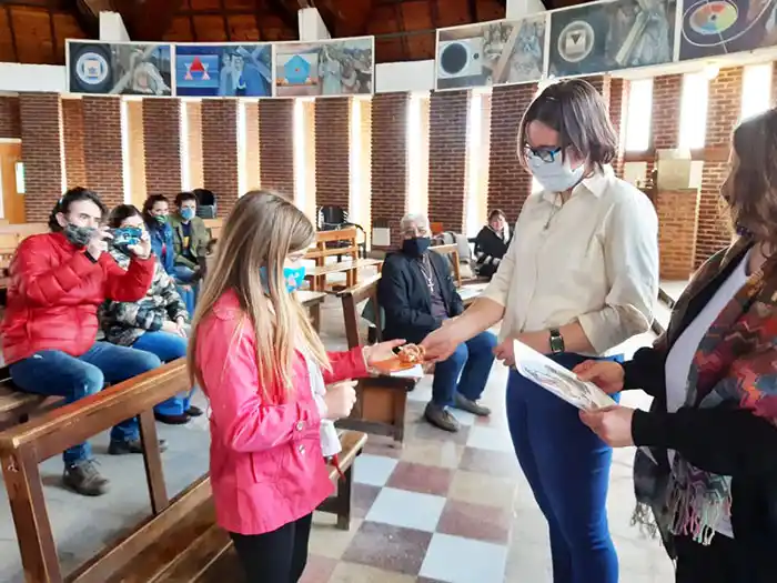 Celebran comuniones en pequeños grupos