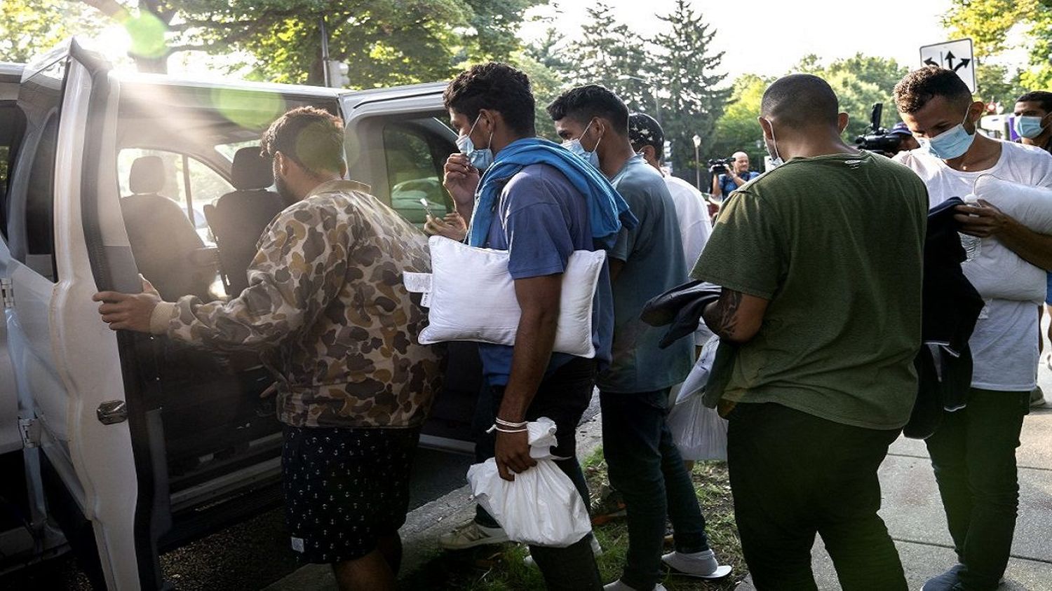 Por “PLAN FRAUDULENTO Y DISCRIMINATORIO” para reubicarlos: Migrantes venezolanos demandan al gobernador de Florida  
