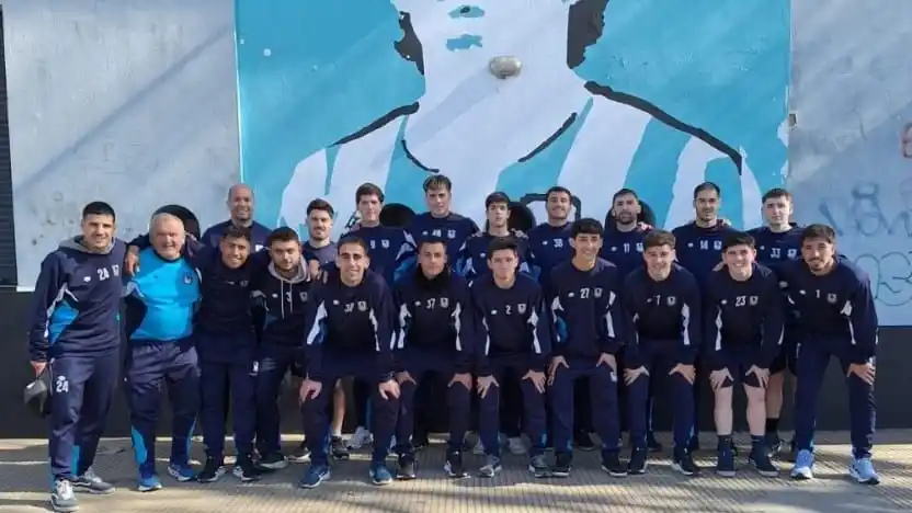 FOTO LIGA TANDILENSE DE FÚTBOL Un clásico de las selecciones tandilenses, la foto junto al mural de Diego Maradona en el estadio San Martín.