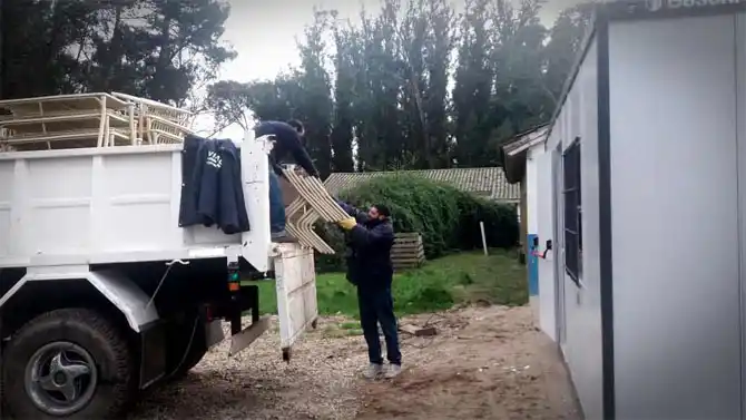 MAR DEL PLATA: El intendente donó mobiliario a una escuela