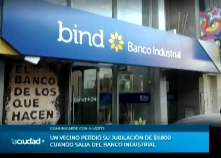 Un vecino ruega que le devuelvan el dinero de la jubilación que perdió al salir del banco 