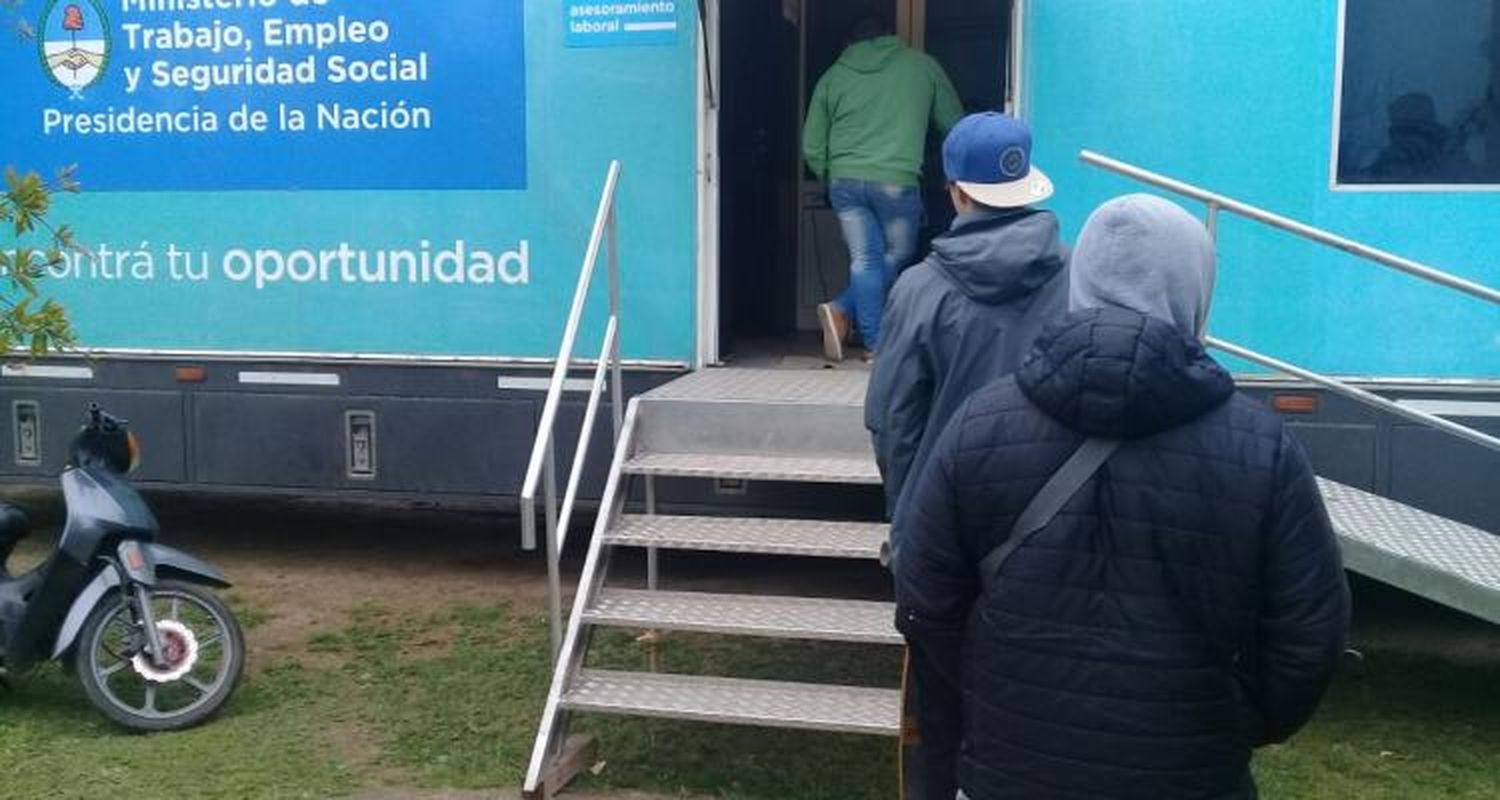 Empleo Joven: Cientos de consultas en la oficina móvil para buscar trabajo