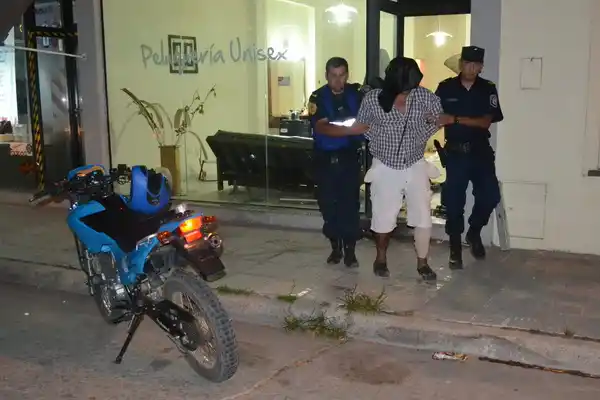 Una pareja fue sorprendida asaltando una peluquería