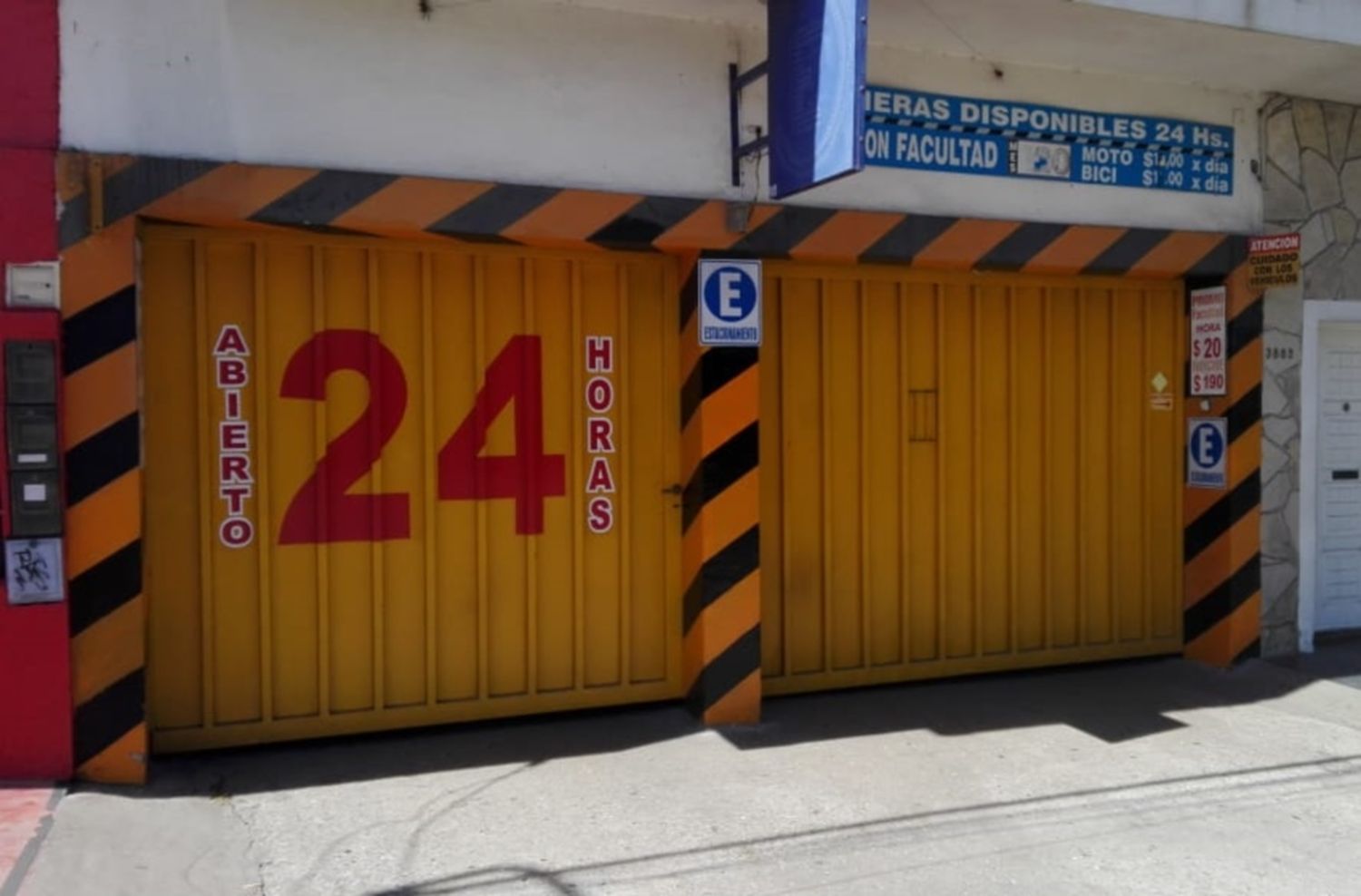 Delincuentes maniataron a encargados de una cochera y robaron 2 autos