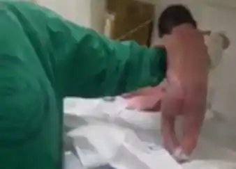 Imperdible: El bebé que empieza a caminar en la sala de partos