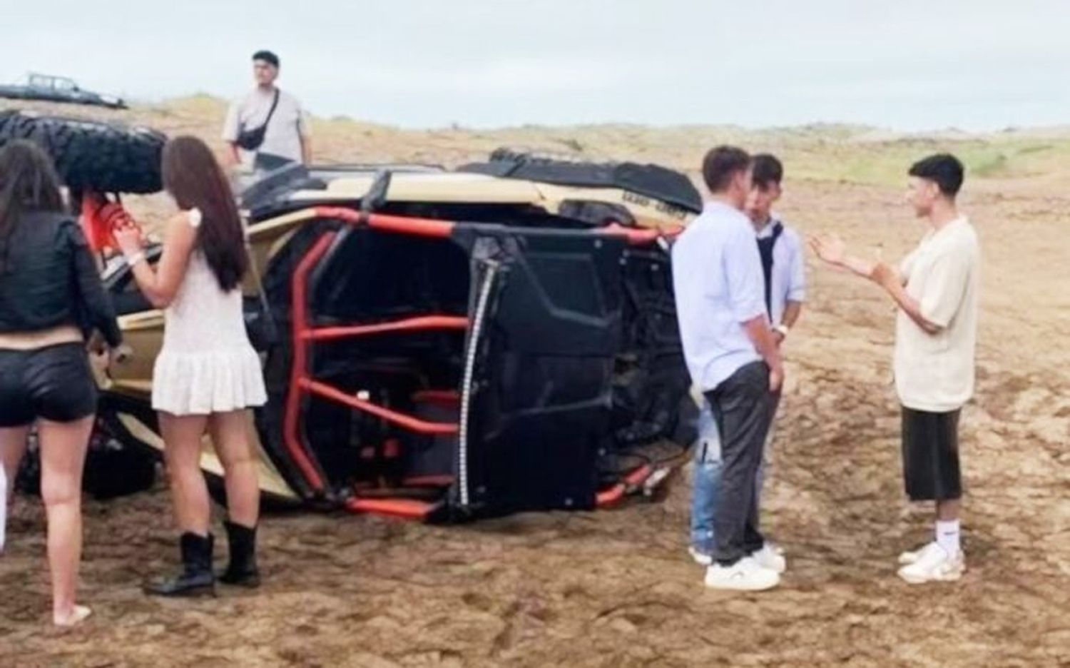Le pidieron que cambie la música, se enojó y los pisó con un arenero