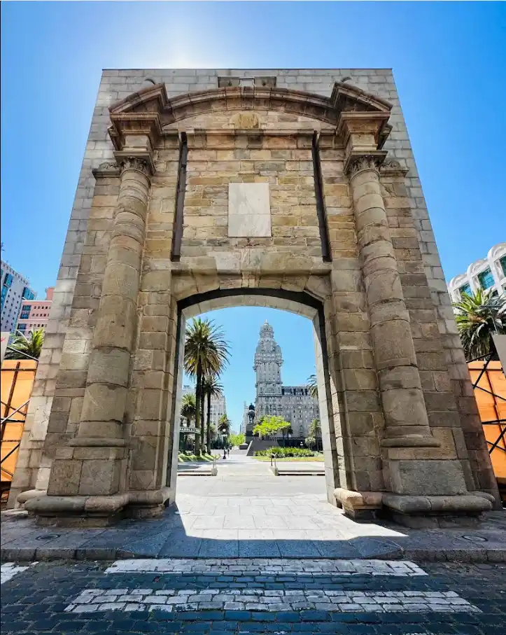 Puerta de la Ciudadela con Palacio Salvo-