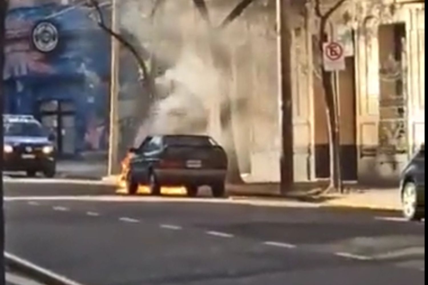 Tensión en macrocentro por el incendio de un automóvil en la calle