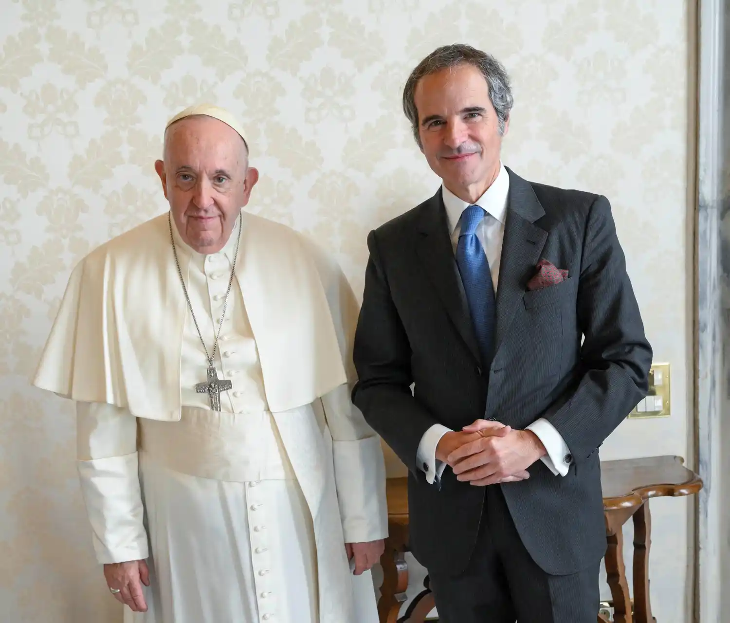 Francisco recibió al director general del Organismo Internacional de la Energía Atómica.