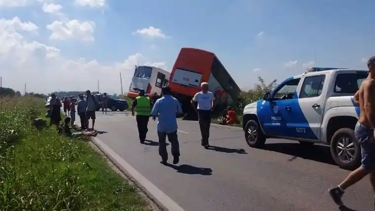 Grave accidente en Pérez, al chocar de frente dos micros