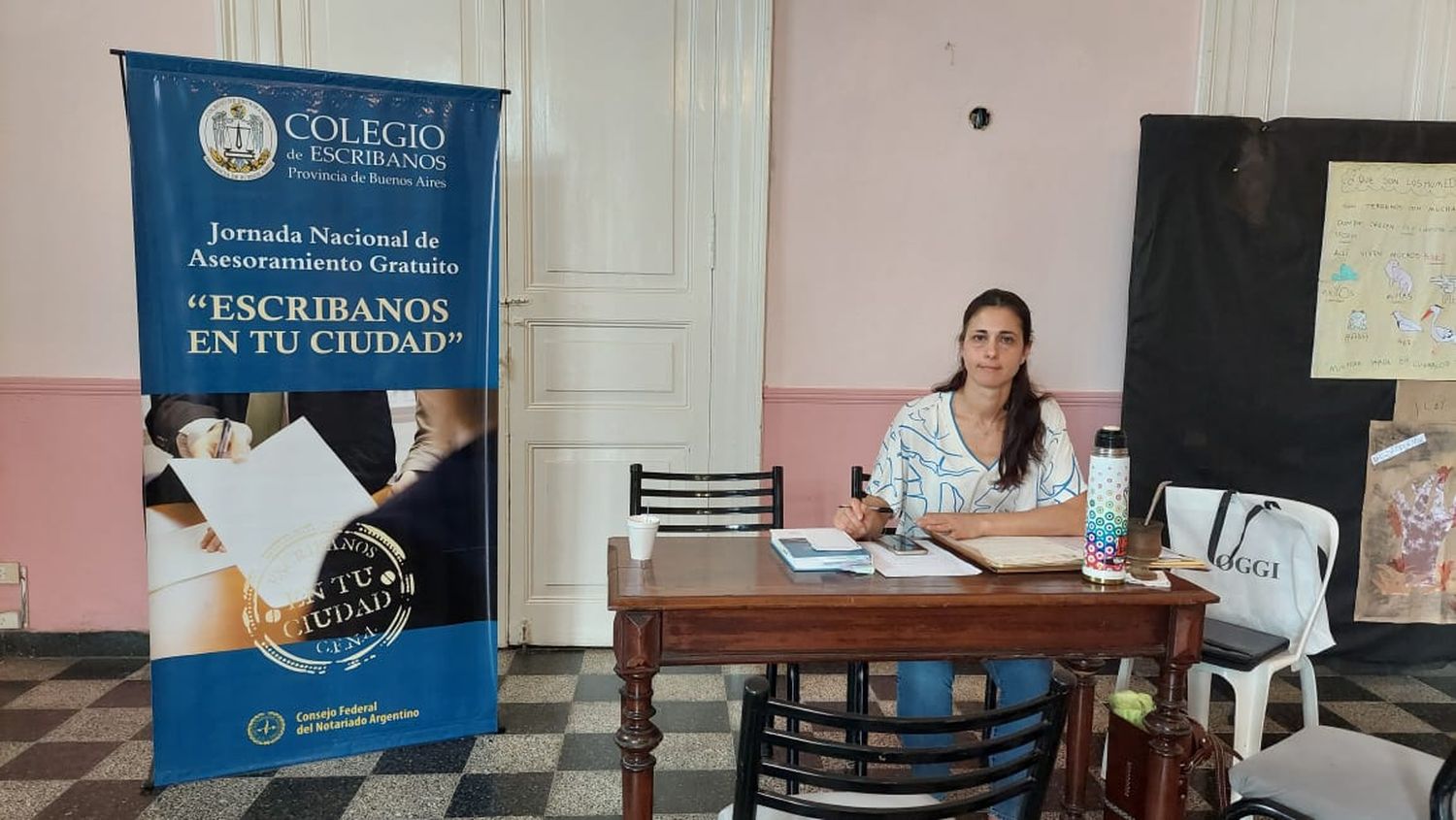 Escribanos asesoran gratis en el Centro de Comercio