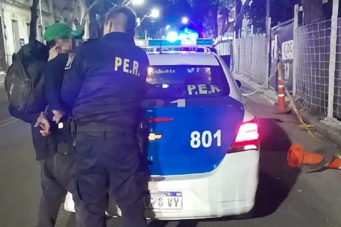 Enojado, empezó a patear conos en la calle y a gritar obscenidades: terminó detenido