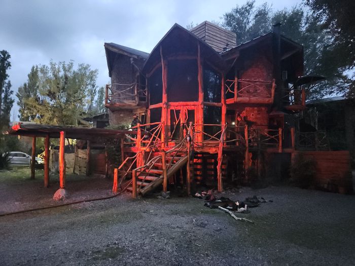 Bomberos trabajan en un incendio en la zona del Dique