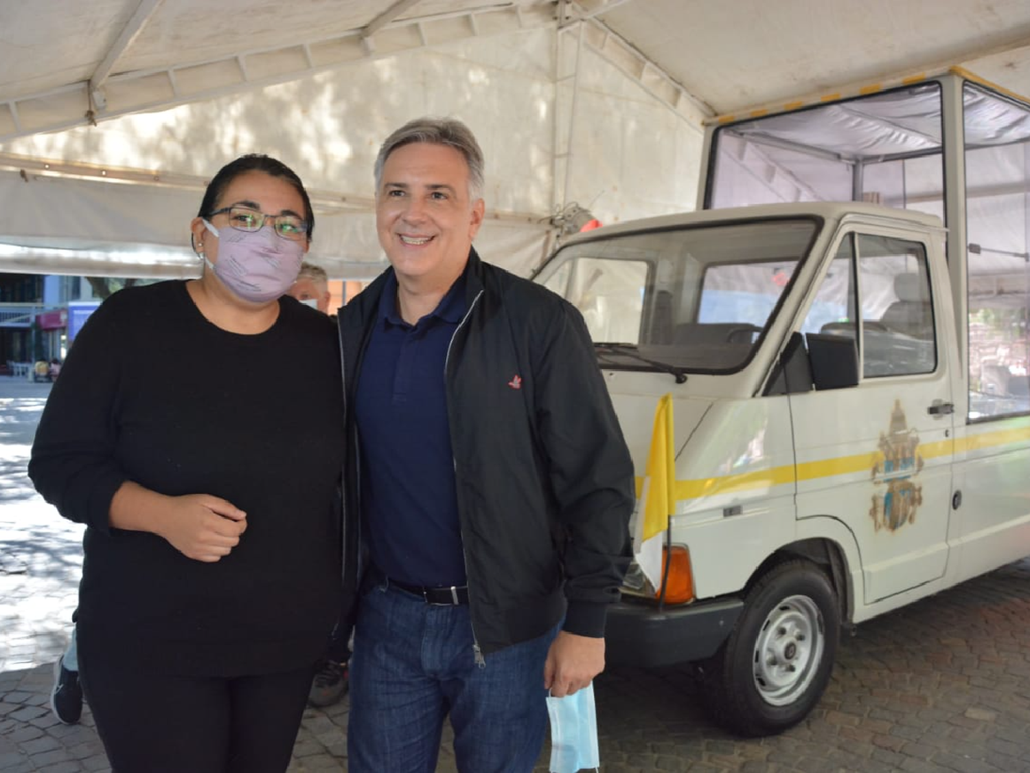 Se exhibe en Córdoba el papamóvil