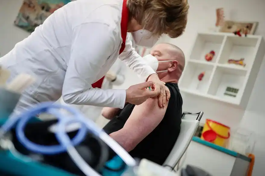 Pese a la desconfianza mundial, AstraZeneca insiste en que su vacuna es 79% efectiva