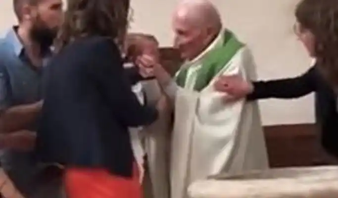 Video: un cura le pega a un bebé que llora en un bautismo
