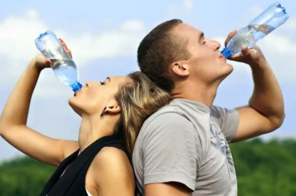 Beber agua embotellada impacta 1.400 más en el medioambiente
