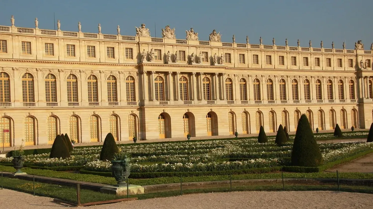 ¡ALERTA EN FRANCIA! Evacúan palacio de Versalles y museo de Louvre por amenaza de atentados (+VIDEOS)