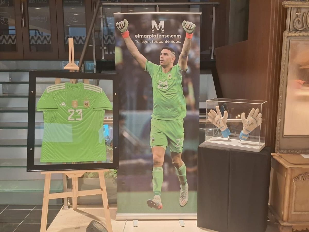La camiseta y los guantes del mejor arquero del mundo.