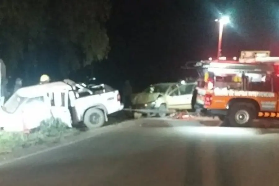 En medio de una peregrinación, chocaron dos autos y los ocupantes quedaron atrapados