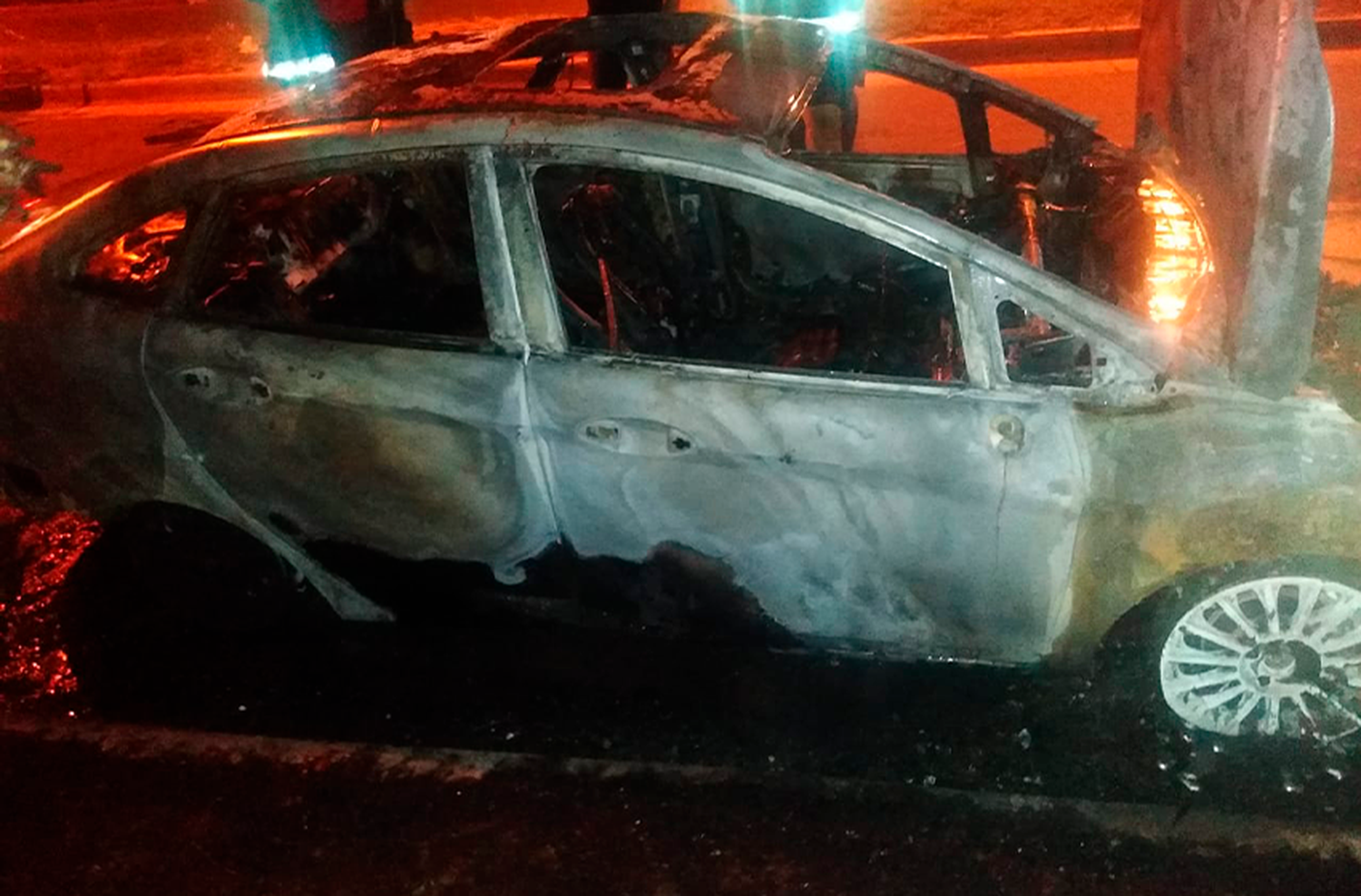 Escuchó una explosión, salió de su casa y encontró su auto prendido fuego