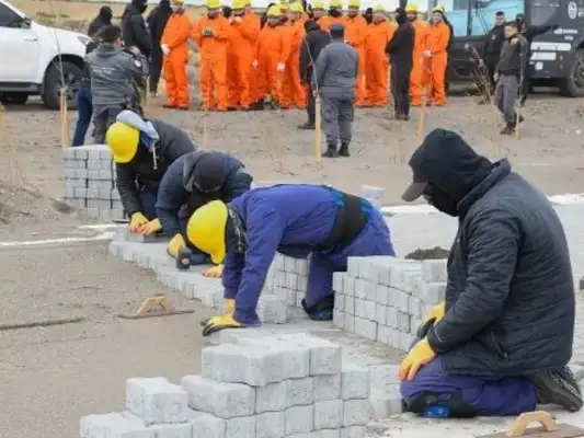 En las obras públicas tienen que realizar tareas en la construcción y mantenimiento de infraestructura.