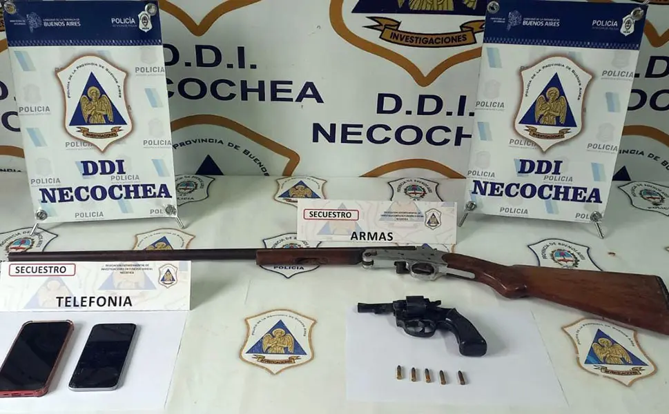 Una escopeta, un revólver y proyectiles incautados