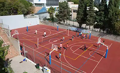 Esta es la cancha de deportes del colegio exclusivo