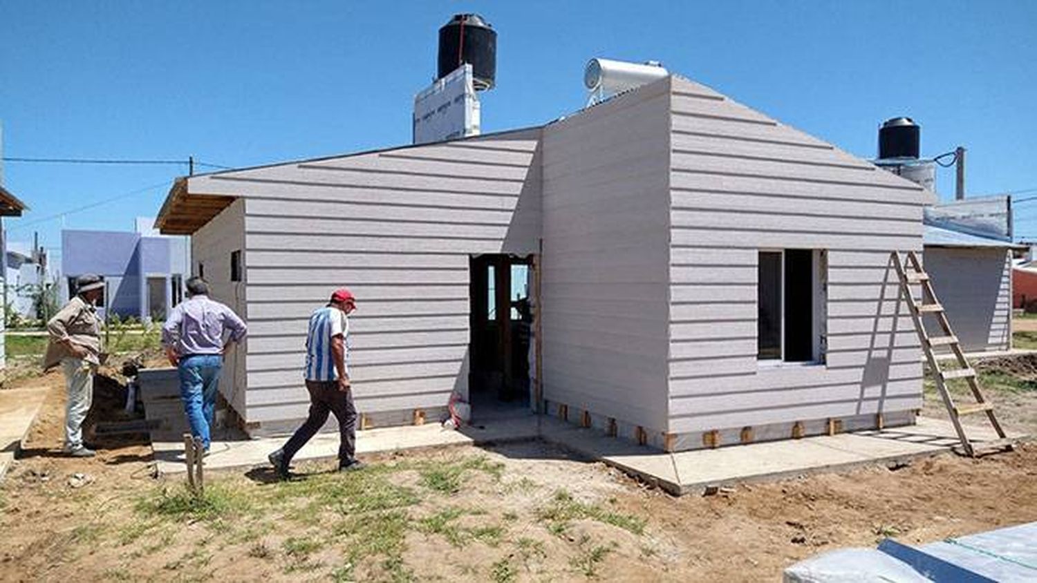 Bisogni recorrió las 12 viviendas de madera que se construyen en Chajarí